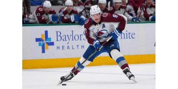 Prodloužení smlouvy Calea Makara nastolilo nový platový rekord v NHL Prodloužení smlouvy Calea Makara nastolilo nový platový rekord v NHL